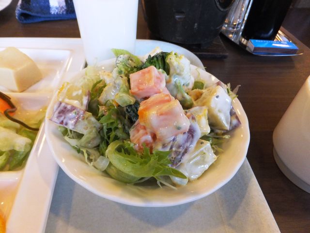 彩りのきれいなサラダ(朝食)_三朝ロイヤルホテル