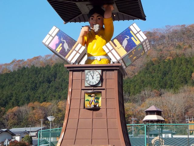 時計台の下の窓から見えているのは、三歩太郎の足です。10頭身くらいありそうです。_湯郷温泉からくり時計