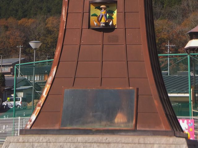 足の大きさを解説する際に、ズシン・ズシンという効果音と共に足が動きます。_湯郷温泉からくり時計