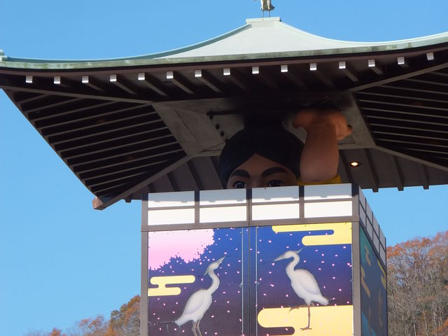 上演時間の終わりが近付くと、三歩太郎が下に下がっていきます。_湯郷温泉からくり時計