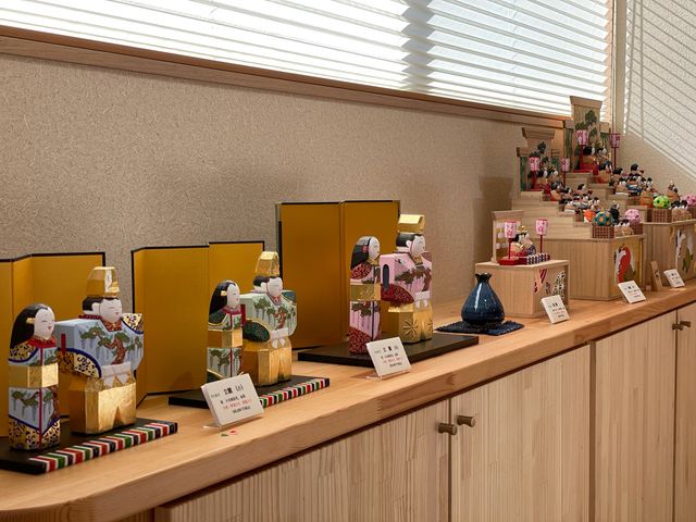 入ってすぐに豪華なお雛様達がお出迎え。_ざおう彫刻工房