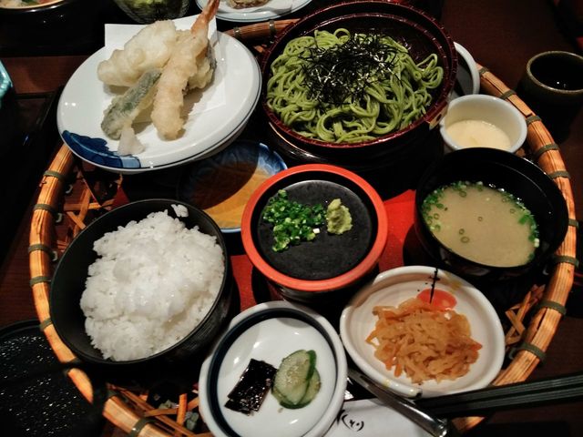 ランチのセットメニューは品数も多く料金も手ごろ_水とり