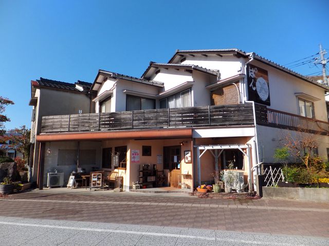 店の外観。開店前はシャッターが下りています。_天然酵母パン&カフェ あいゆうわいえ