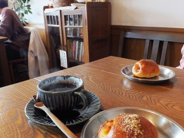 こぢんまりとして雰囲気の良い店内。_天然酵母パン&カフェ あいゆうわいえ