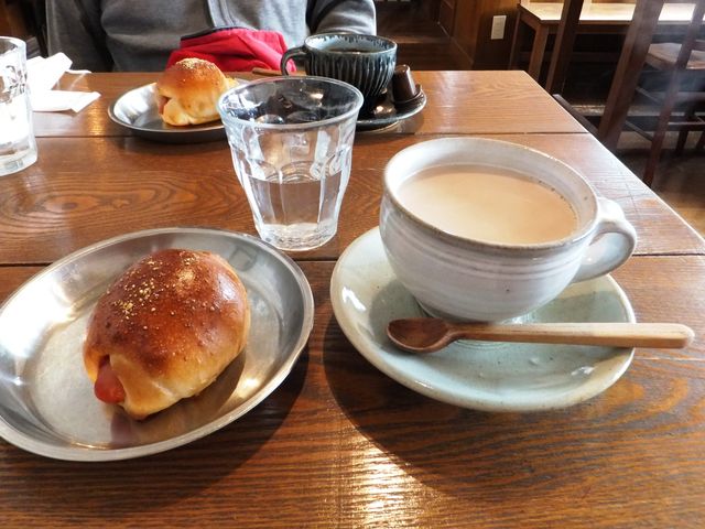 パンは、学校給食を思い出させるトレーに乗っています。_天然酵母パン&カフェ あいゆうわいえ