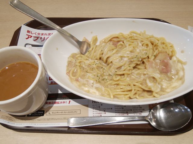 「とろ〜りモッツァレラとベーコンのポルチーニクリーム」です。誰が憶えられるのだろう、この名称。_ファーストキッチン 豊洲センタービル