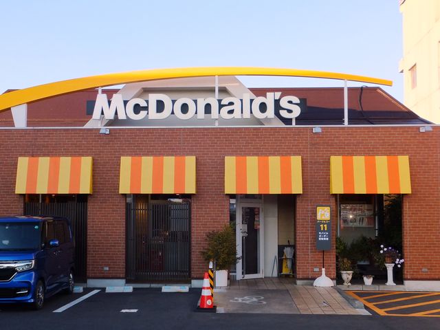 ツートーンカラーのオーニングが可愛い。_マクドナルド津山インター店