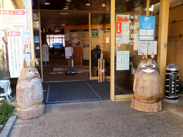 入口の様子。トトロがお出迎え。_湯郷鷺温泉館