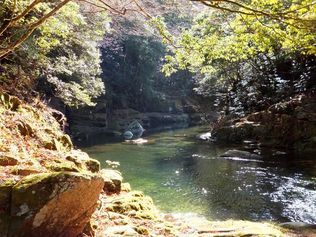 「大釣温泉お食事処ゆけむり」の近くに渓谷への下り口があります。_奥津渓