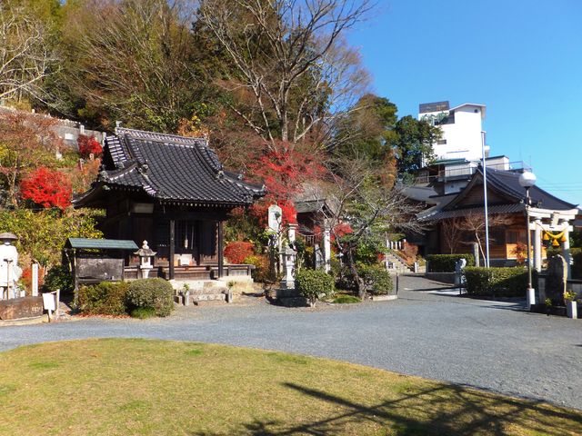薬師堂や円仁法師像と横一文字に並んでいます。_湯神社