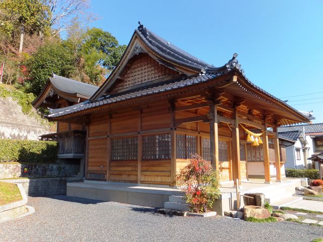 改築されて日が浅い拝殿と本殿_湯神社