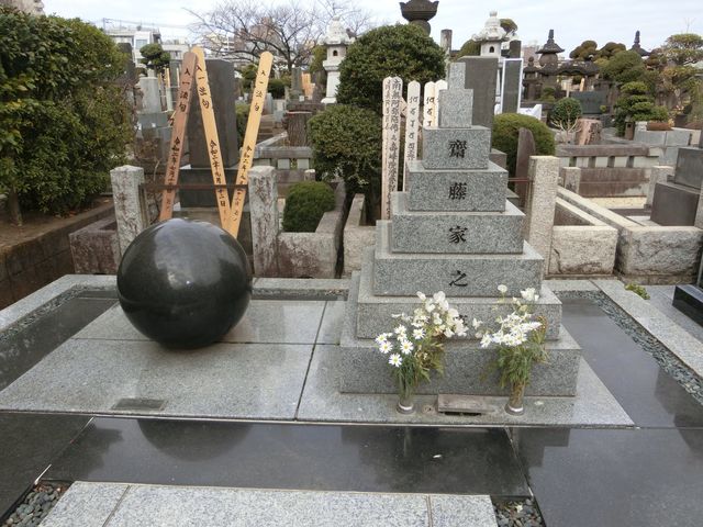 前方後円墳、柴田錬三郎さんのお墓_伝通院