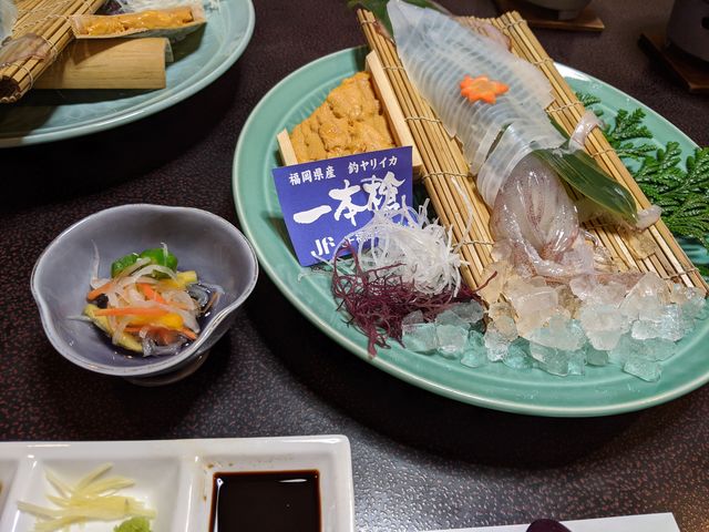イカの活き造りと板ウニ。_海辺の料理旅館 はつしろ