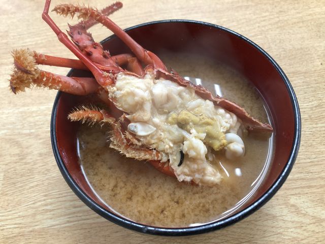 お造りの頭をお味噌汁に!
まだこんなに身と味噌が!_水沼さざえ店