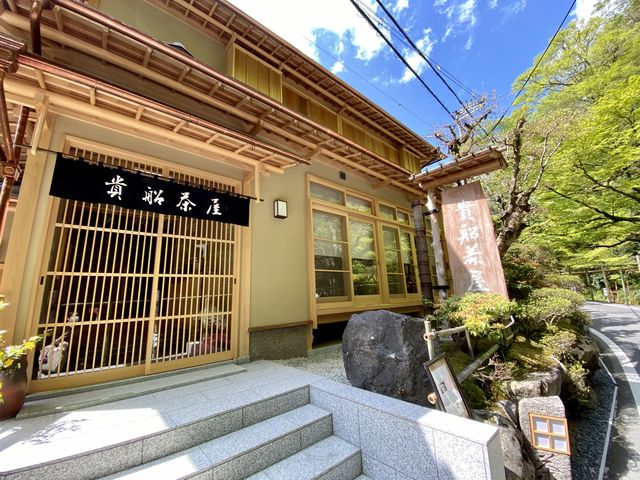 入り口は階段を登ってすぐ!!新築の香りでどこも綺麗でピカピカでした_貴船茶屋