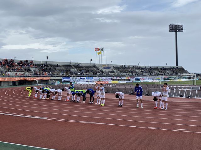選手との距離が近いのは臨場感あって良かったです。
勝ち試合ならもっと良かったのに!_相模原ギオンスタジアム(相模原麻溝公園競技場)