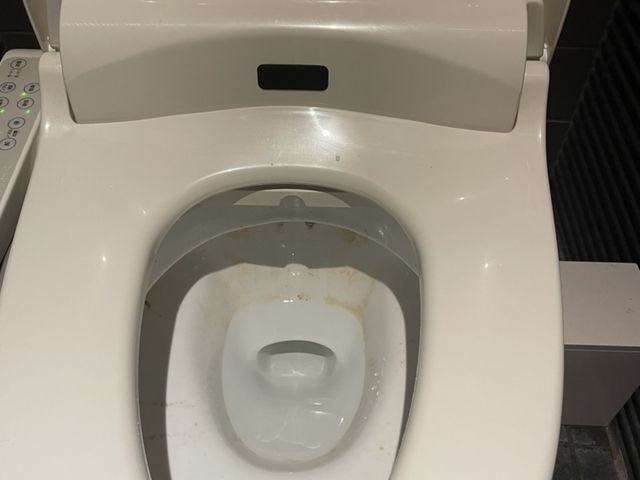 便器の水垢が酷すぎて気持ち悪いと感じました_カラオケの鉄人 渋谷道玄坂店