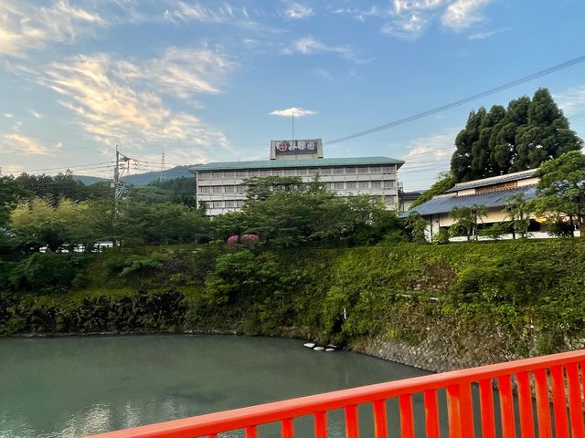 川沿いより_茶心の宿 和楽園