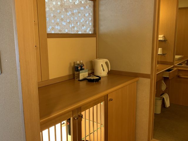 冷蔵庫やポット、グラス類_湖山亭うぶや