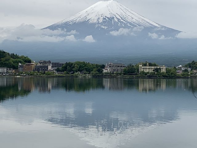 お部屋より 早朝の前の富士山 雲も幻想的_湖山亭うぶや