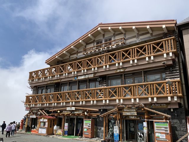 五合目レストハウス
以前より綺麗になっていました
登山の時はここで準備をしました_富士スバルライン