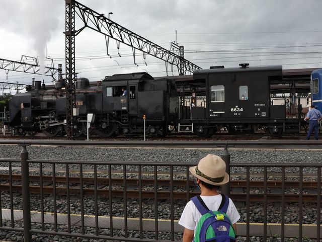到着してから出発するまで整備するS Lを間近で_東武鉄道 下今市駅