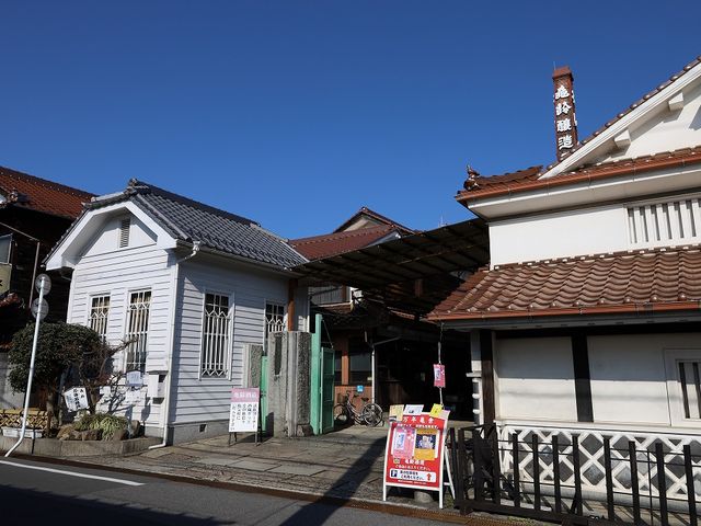 この奥に赤い暖簾を架けた入り口があります。_万年亀舎