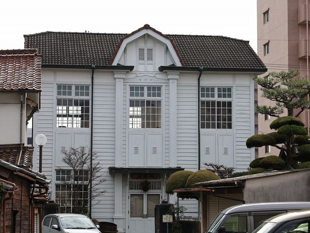 洒落た洋館です。_お酒喫茶 酒泉館