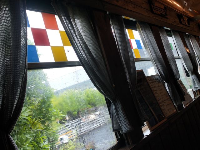 店内の窓から_マスタード・シード