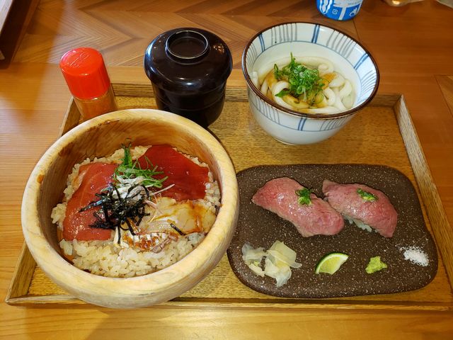伊勢うどん、松阪牛握り、てこね寿司セット美味しく頂きました。伊勢うどん病み付きになりそうです。_伊勢うどん 奥野家