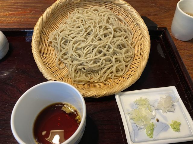 ざるが手前に傾いてるのはそこにある焼き味噌の皿の上にざるを置かれたからです。_翁