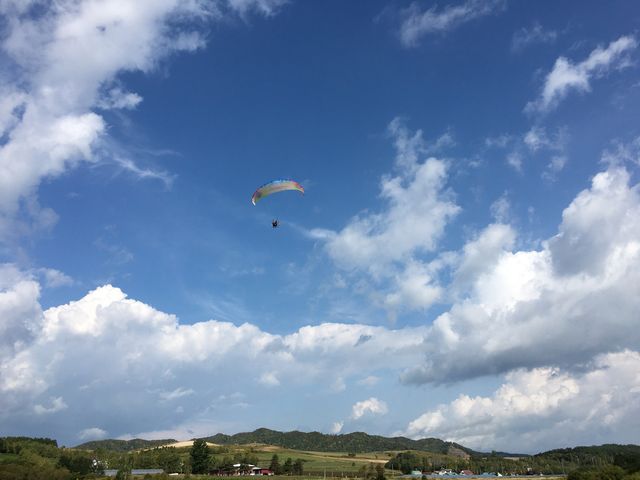 富良野の景色の中を飛行_MPGそらち