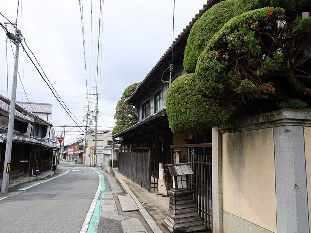 湯の山街道に面しています。_稲見酒造