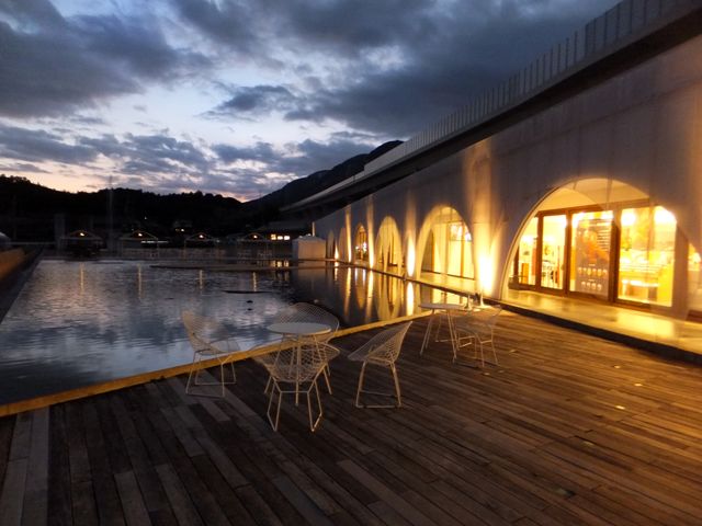 夕暮れ時の店舗前風景_マリアージュ・ドゥ・ファリーヌ