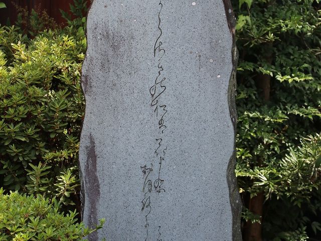 芭蕉句碑。「からさきの松は花よりおぼろにて」_本福寺