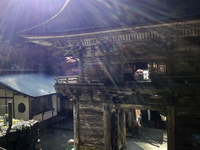 2階が鐘楼になっている仁王門。鐘が入っていないので、鐘撞き堂が新築されました。_両界山 横蔵寺