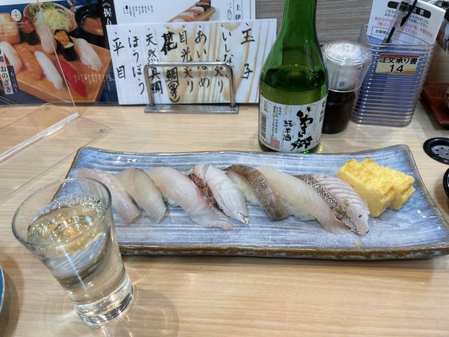 常磐七浜握り。寿司が乗っている皿も地元の焼き物だそうです。_おのざき海鮮寿司 いわき駅前ラトブ店
