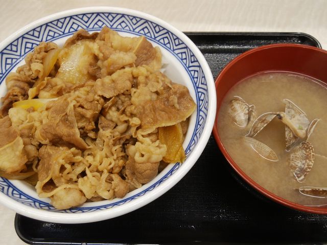 美味しい美味しい牛丼とアサリのお味噌汁です。_吉野家西葛西駅一番街店