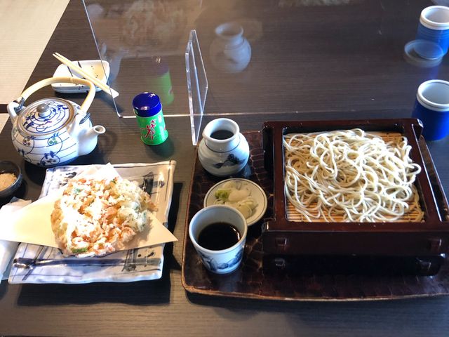 蕎麦の味は絶品。かき揚げは桜エビの入った野菜かき揚げという感じです。
アクリル板が重厚すぎました。_そば処 多賀
