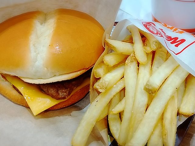 ハンバーガーとフライドポテト_ウェンディーズ・ファーストキッチン 上野浅草口店