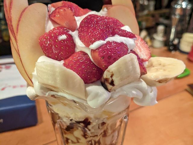 アトムパフェ。生クリームから作ってくれます。_カフェバーATOM