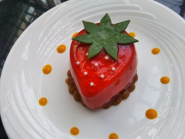 いちばん上のお皿のケーキはなん種類から選べます_カフェラウンジ パンドラ