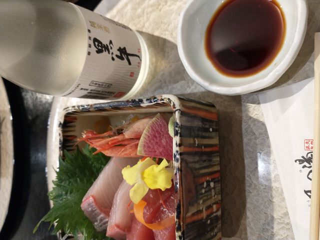 お造里と日本酒で乾杯_かつらぎ温泉 八風の湯