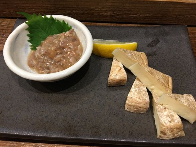 藁焼カマンベールと酒盗_藁焼き鰹たたき 明神丸 帯屋町