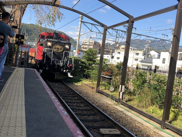 紅葉シーズン_JR嵯峨嵐山駅