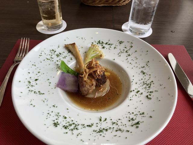 メインの牛バラ肉のお料理です。_メルキュールホテル横須賀