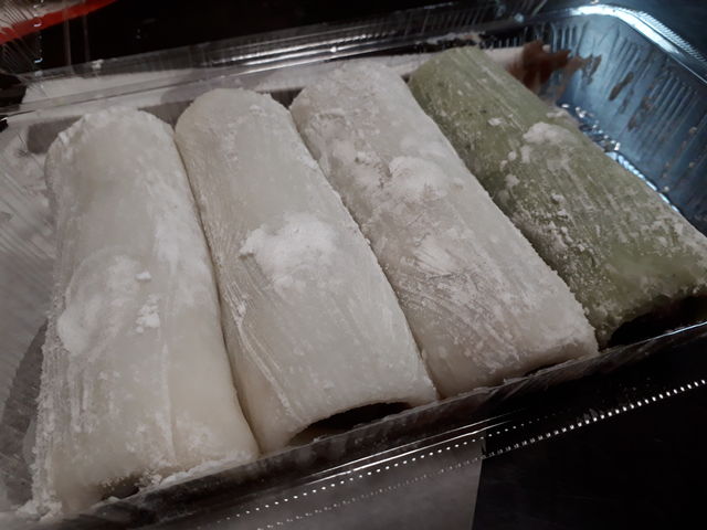 1個100円で販売されてます。
長まんじゅうです。
あんこの甘さも、ほどよく美味しいです(^^)_いわみ商店