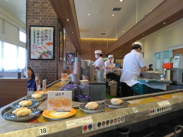 新鮮でおいしそうなお寿司ががんがん流れていました。_海鮮三崎港海ほたる店