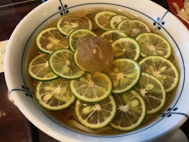 色鮮やかなすだちに覆われた手打ちそば_竹蔵蕎麦やま竹