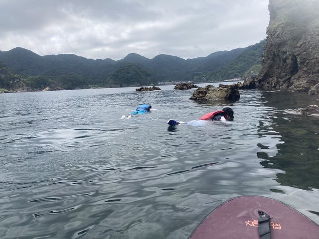 休憩中にお魚と戯れる_KOURABASE(コウラベース)